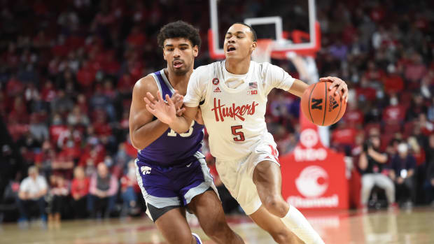 Bryce McGowens and Mark Smith MBB 2021.12.19 Kansas State 1stH USATSI_17387091